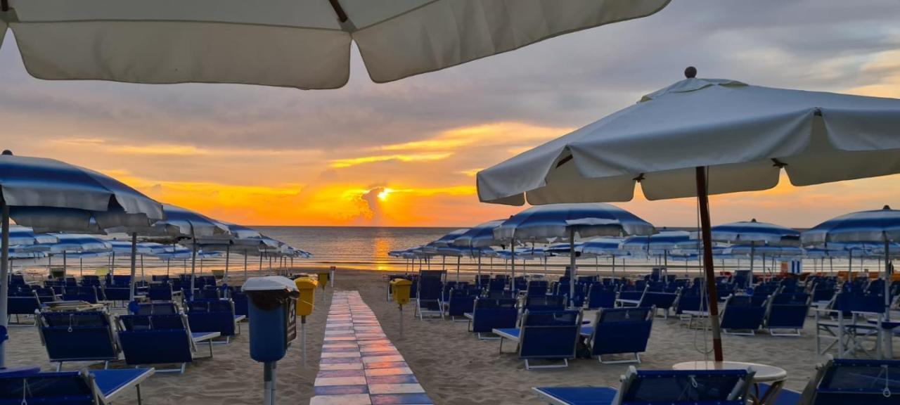 Hotel Il Timone Porto San Giorgio Exterior foto