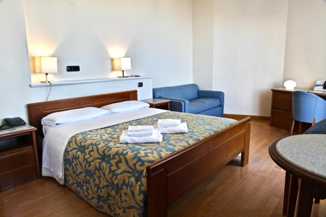 Hotel Il Timone Porto San Giorgio Exterior foto