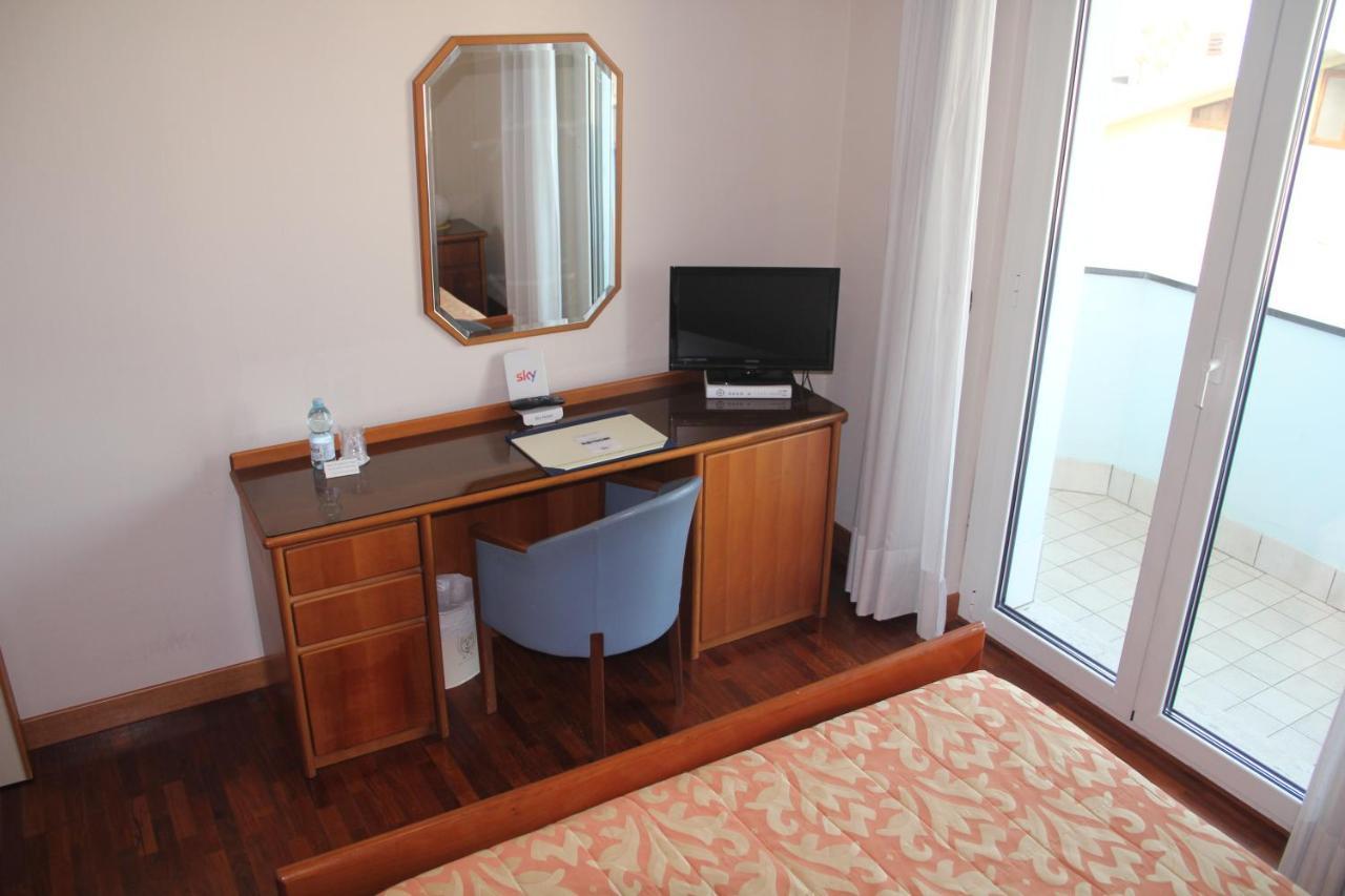 Hotel Il Timone Porto San Giorgio Exterior foto