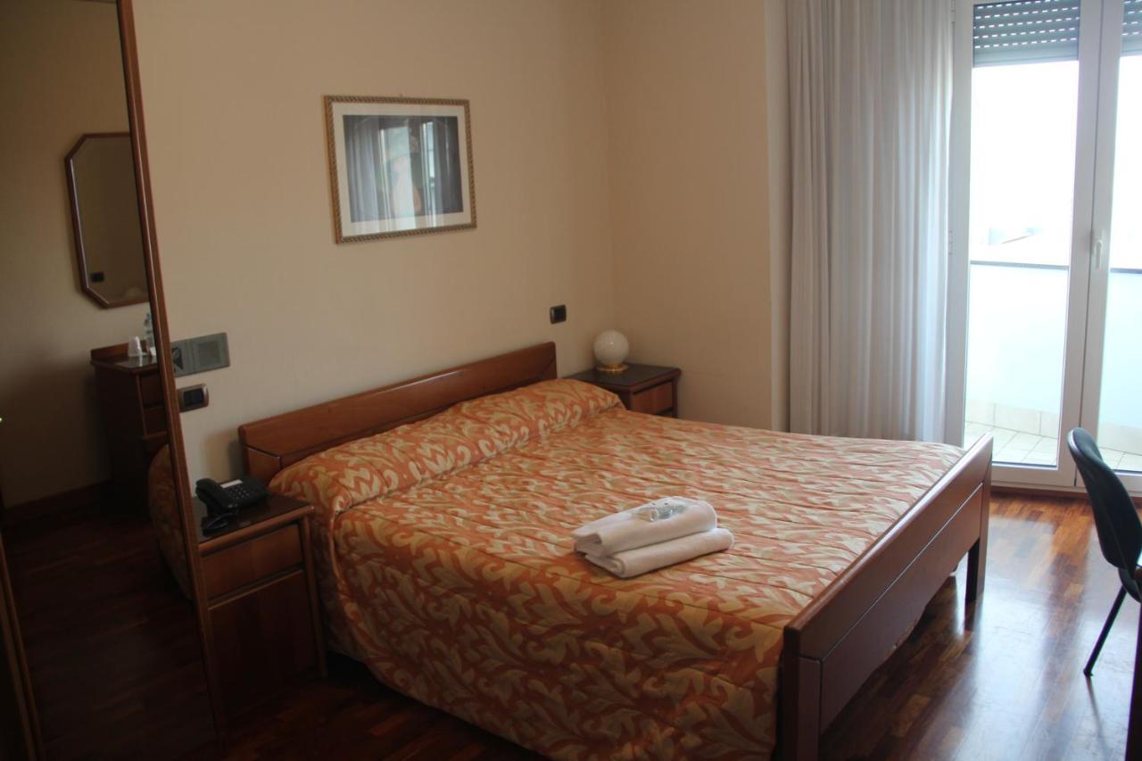 Hotel Il Timone Porto San Giorgio Exterior foto