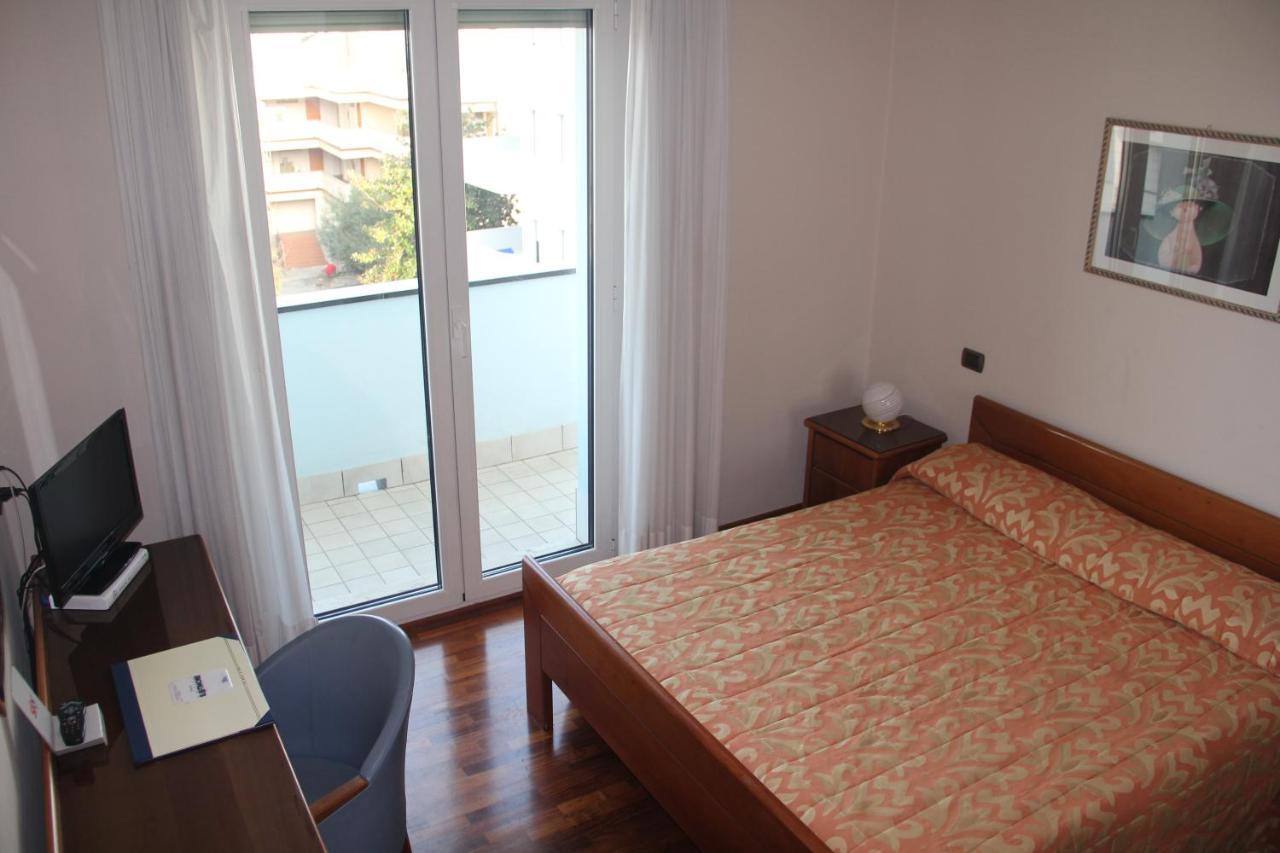 Hotel Il Timone Porto San Giorgio Exterior foto