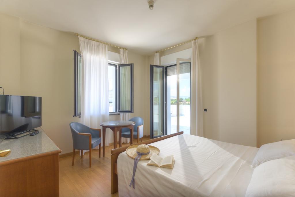 Hotel Il Timone Porto San Giorgio Exterior foto