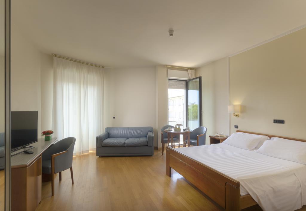 Hotel Il Timone Porto San Giorgio Exterior foto
