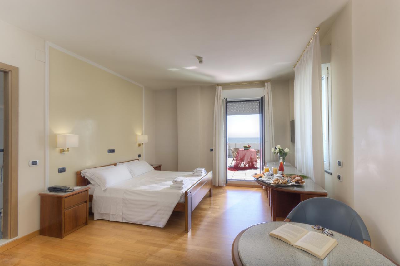 Hotel Il Timone Porto San Giorgio Exterior foto