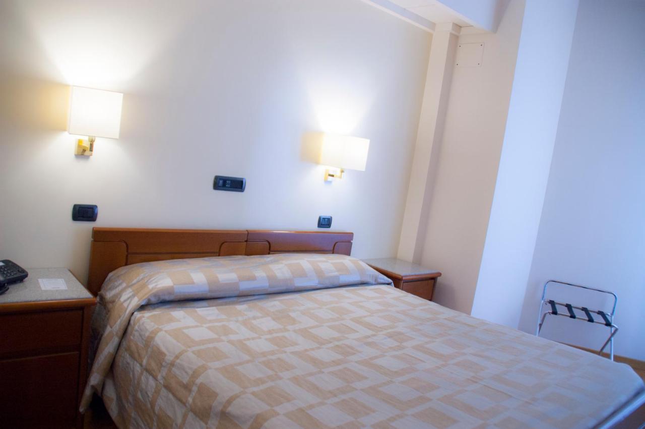 Hotel Il Timone Porto San Giorgio Exterior foto
